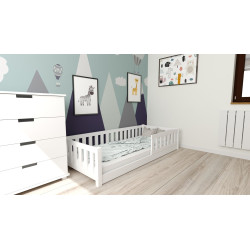 Bílá dětská postel z masivu nízká 90x200 s roštem a zábranou